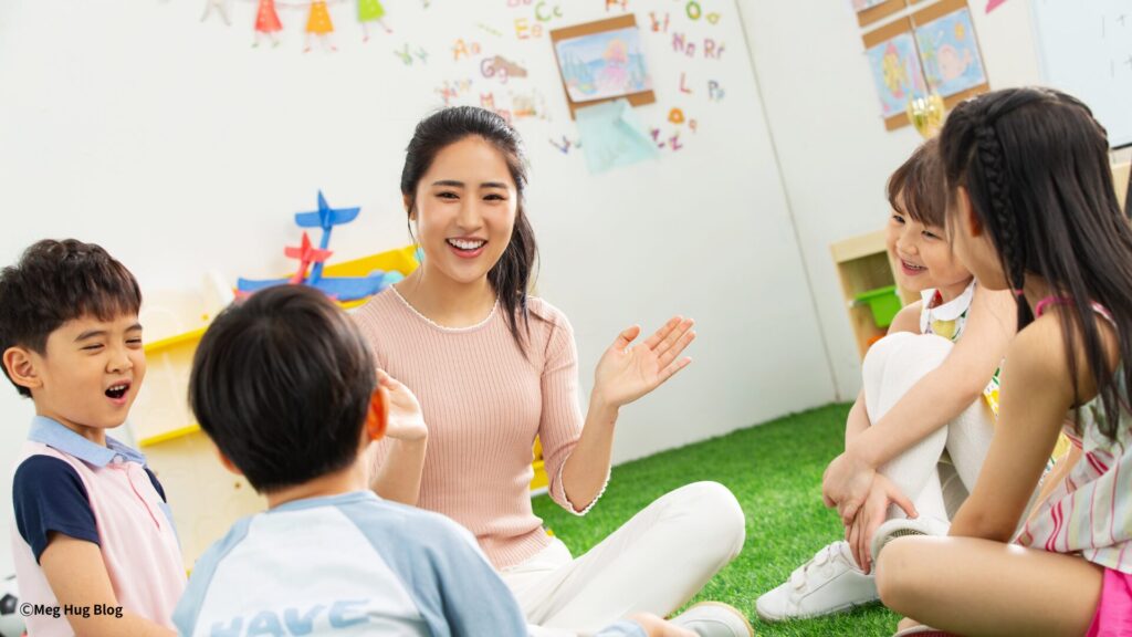 子ども英会話講師が生徒にレッスンをしている