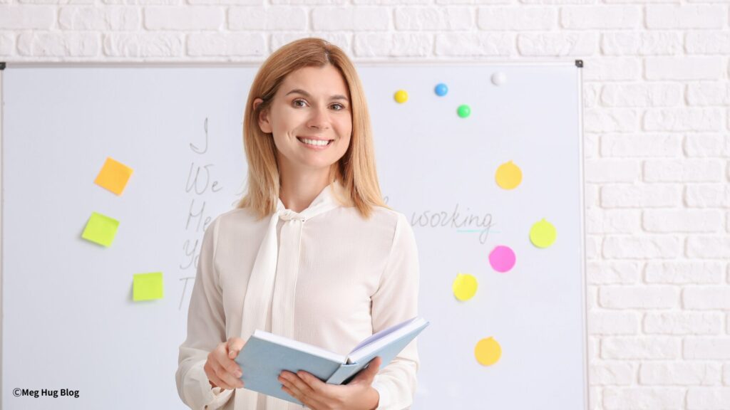 子ども英会話講師が笑顔で立っている