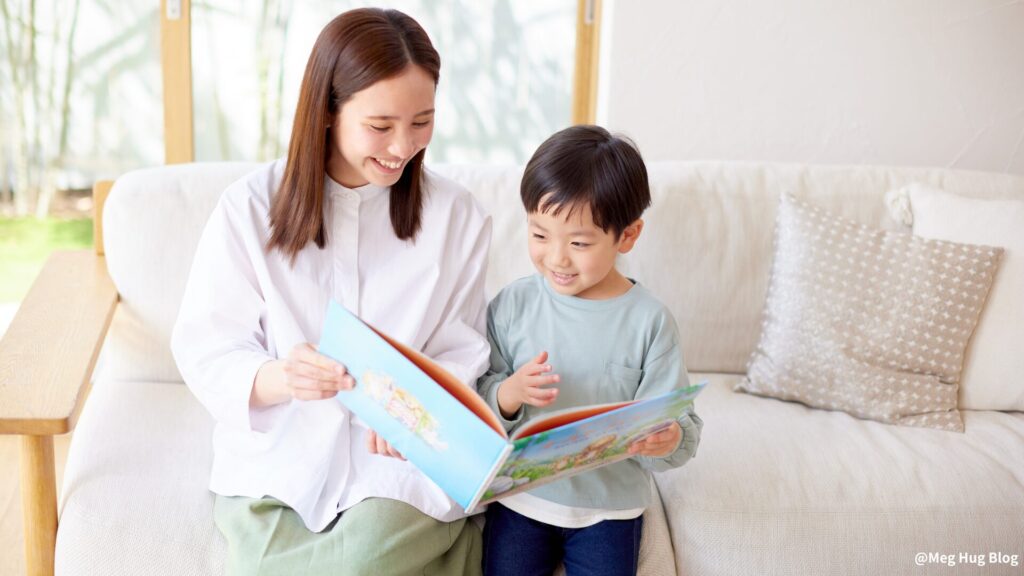 ２歳の子どもに絵本を読み聞かせ