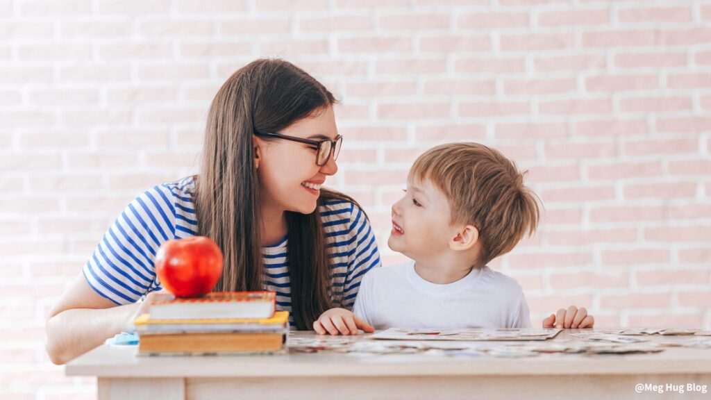 親子が向き合って笑い合っている