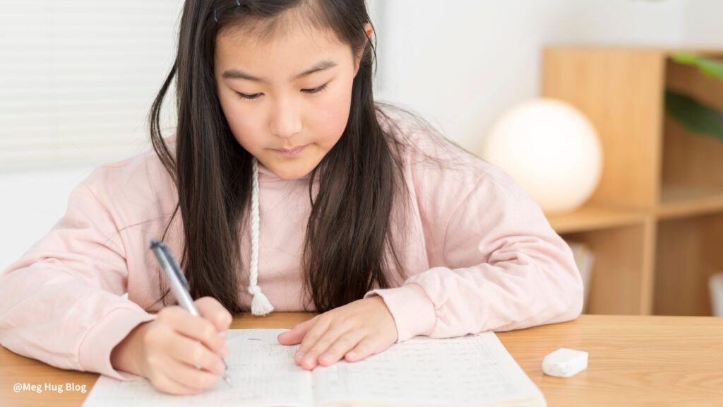小学高学年の女の子が勉強してる