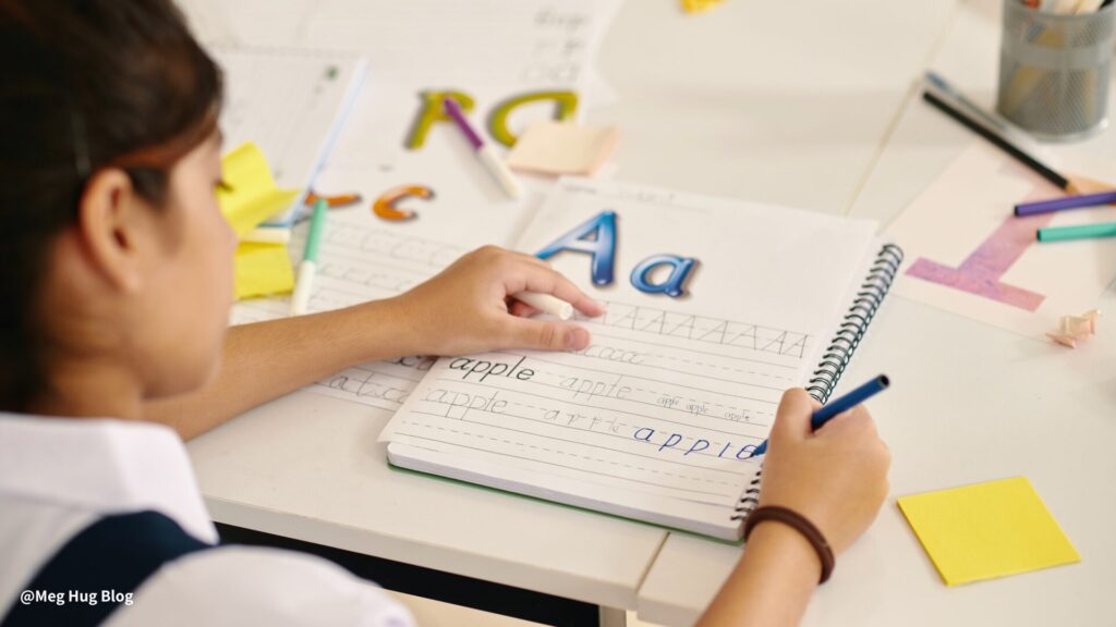 子どもがアルファベットを書いている