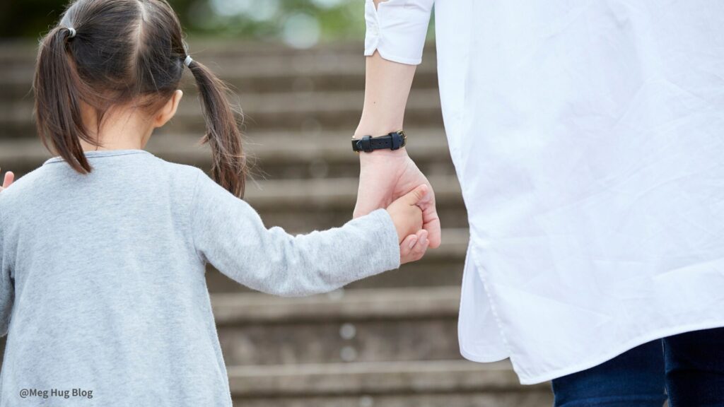 親子が手を繋いでいる後ろ姿